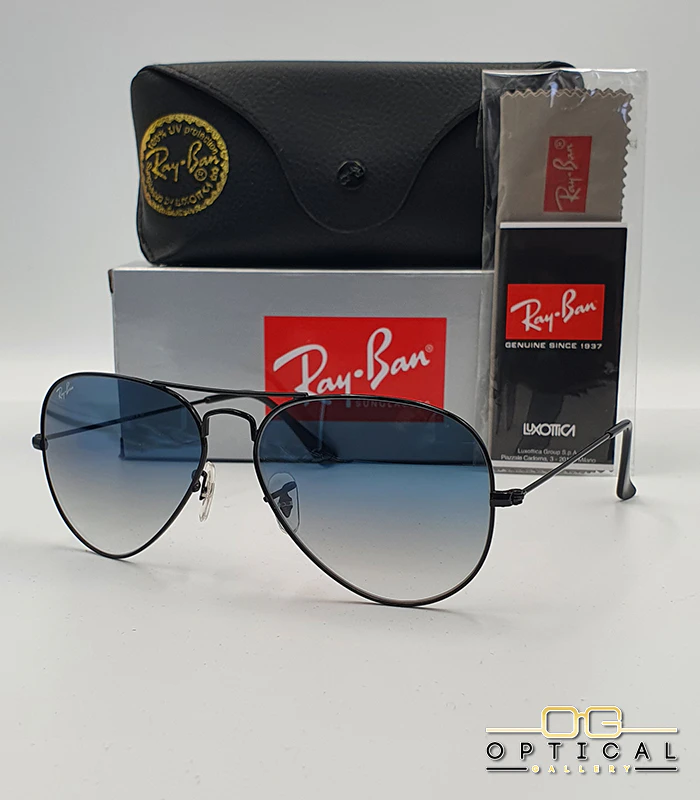 Lunettes de soleil Ray-Ban Aviator RB3025 - Noir / Bleu Dégradé Lunettes de soleil Ray-Ban Aviator RB3025 monture métallique noire avec verres dégradés bleus, étui et boîte d'origine.